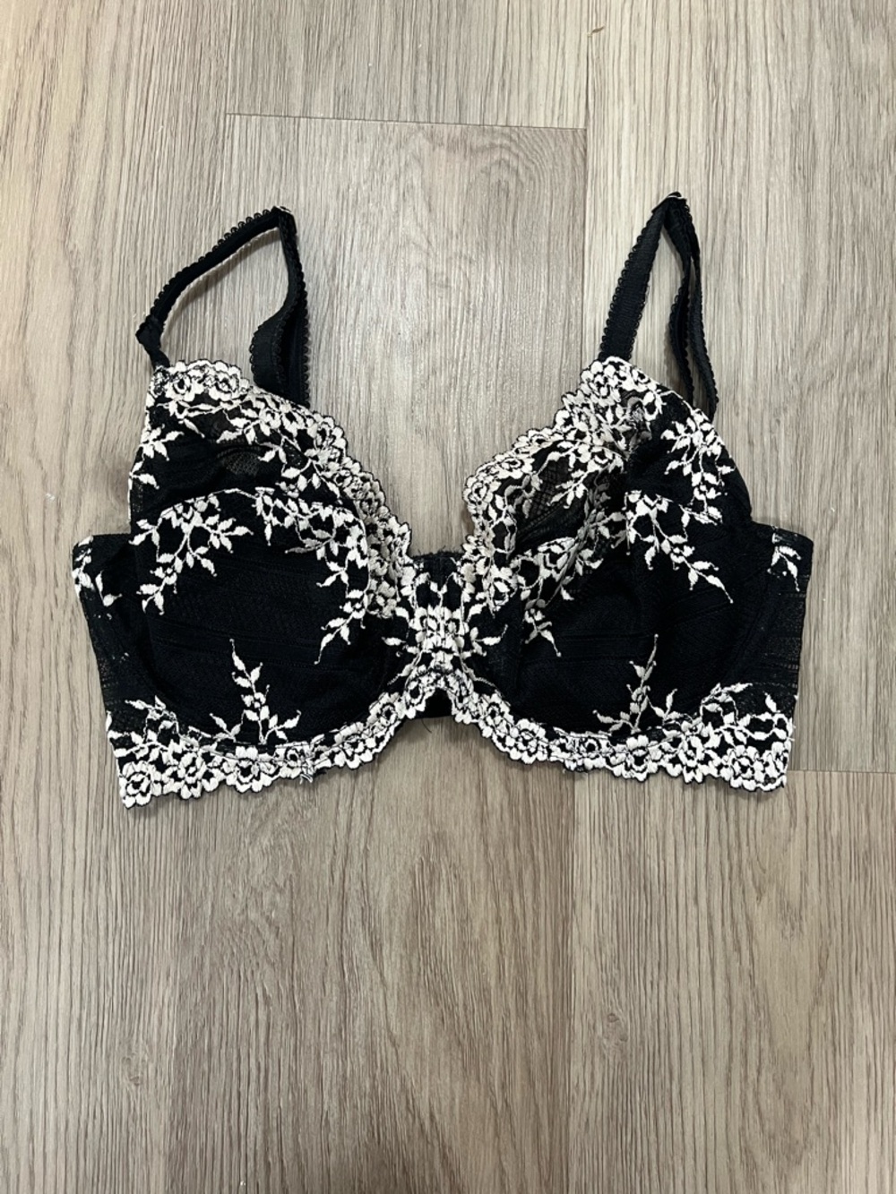 Wacoal Embrace Lace Black White Lace Underwire Bra 34DD Style 65191